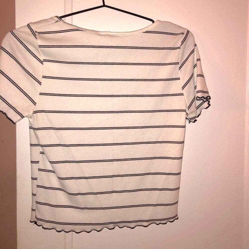 Scalloped Edge Tee✨ - Picture 2 of 3